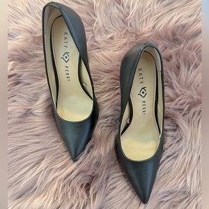 Katy Perry The Suzzie Black High Heels Gold Chain Link Pumps.